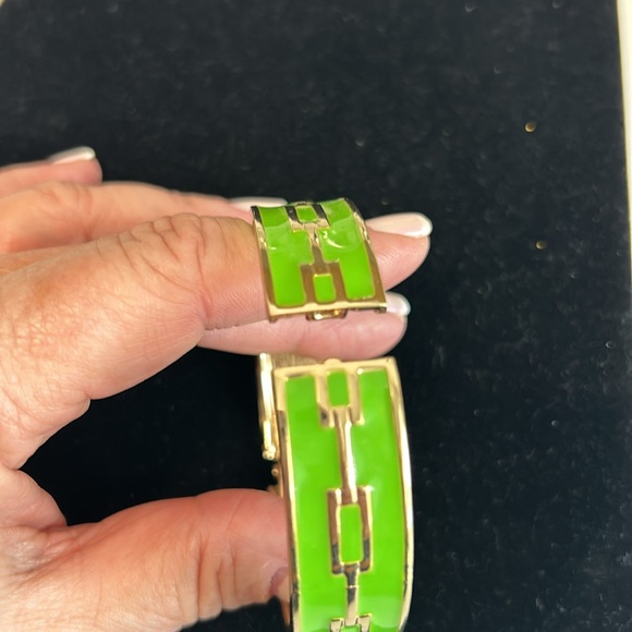 Kelly Green / Goldtone Shiny Enamel Metal Hinged Bangle Bracelet OSFM - Picture 5 of 5